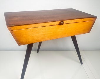 Costurero de madera vintage de mediados de siglo con patas, mesa auxiliar trípode retro MCM, mesa de almacenamiento para manualidades, mesa auxiliar decorativa de estilo vintage danés.