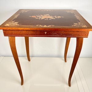Table d'appoint italienne vintage en bois, marqueterie florale romantique, pieds hauts, petite table de canapé, table de chevet délicate