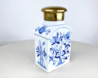 Vintage German Porcelain Bottle Tea Caddy Blue Flower Decorations Zwiebelmuster Meissen Style Hand Painted White Blue Bottle Brass Lid