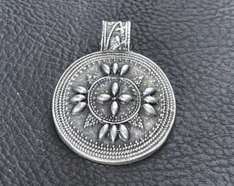 Antique Silver Plated Round Pendant, Ornate Floral Medallion Jewelry Making Charm, 283B