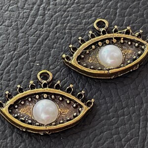 2 pendentifs Pearl Evil Eye Charms, plaqué bronze, fausses perles talisman, fourniture de bijoux turcs mdla1329C
