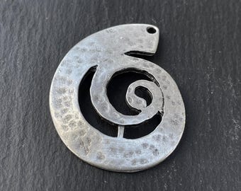 Silber überzogener Spiralanhänger, abstrakter Swirl-Charme, moderner Statement-Anhänger, Schmuckherstellung, Handwerker Focal, 233B
