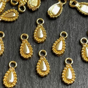 ♢miyumiyuページです♢K18 トロレアイト チャーム Tiny Teardrop Charms, Mini Teardrop Charms, 22K Gold Plated