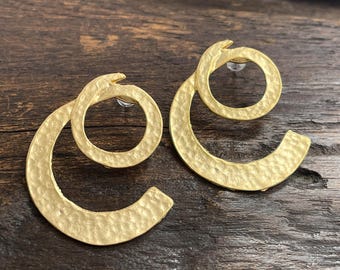 Spiraaloorbellen Vergulde gehamerde gevouwen dangle stud Turkse handgemaakte sieraden KP280