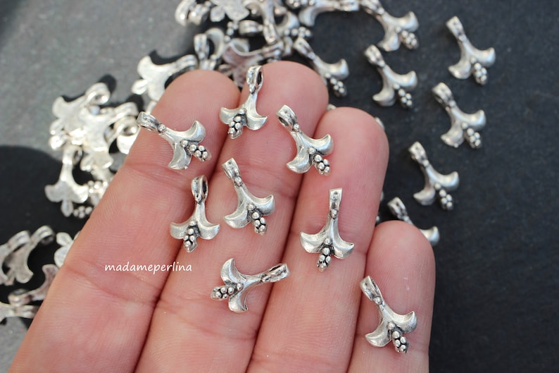 8pcs Antique silver plated Fleur-de-lis charm pendant T0201 8pcs Antique silver plated Fleur-de-lis charm pendant T0201