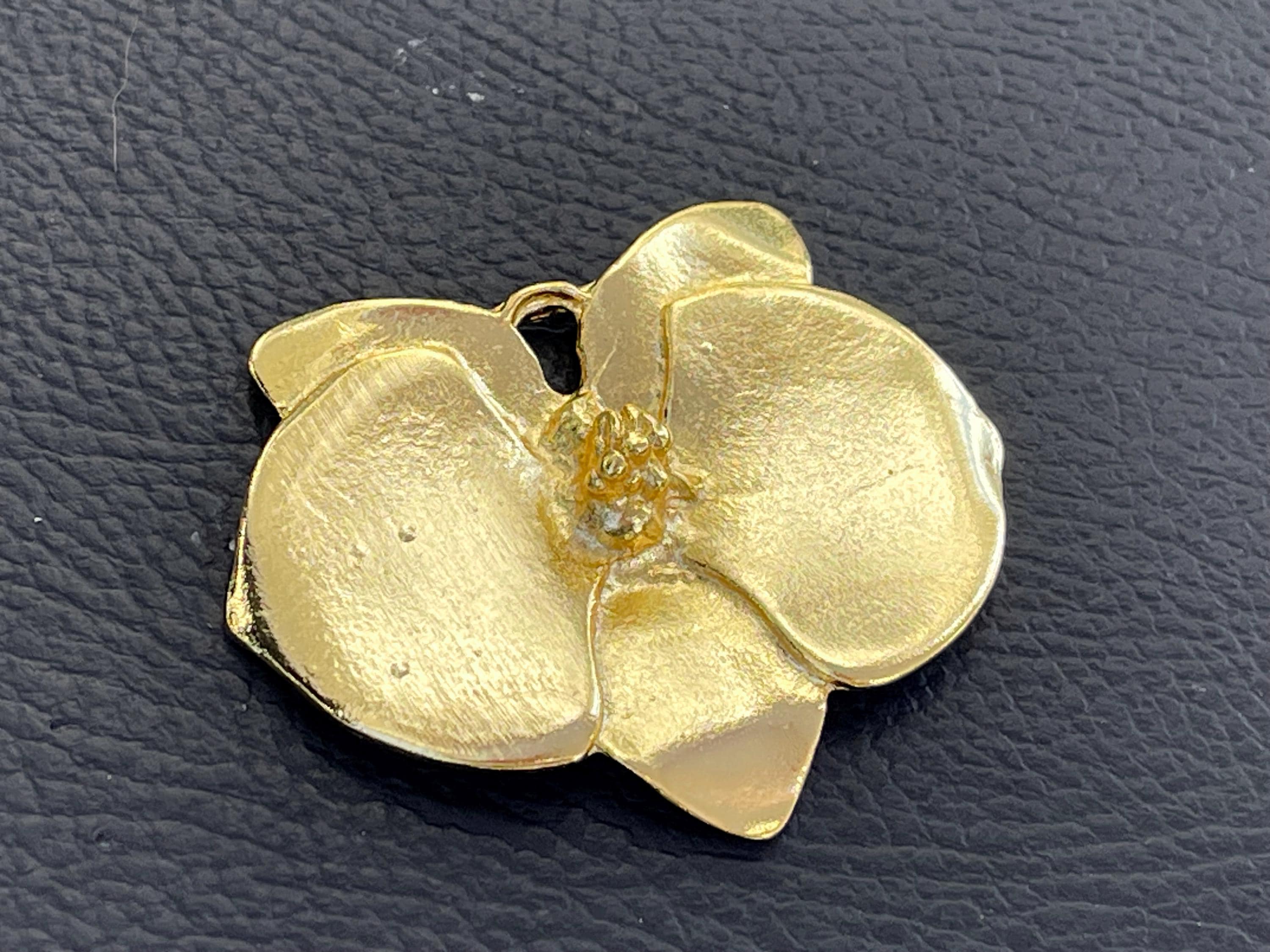 蘭の花のペンダント、金メッキのボタニカルチャーム、高級花柄