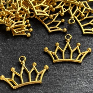 Pendentif 2 couronnes en plaqué or mat avec couronnes détaillées Fourniture de bijoux turcs mdla1029A