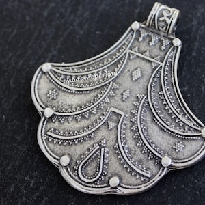 1 Fan Anhänger Matt versilbert Tribal ethnischen Boho türkischen Schmuck Versorgung mdla0858B