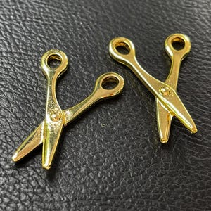 Dos colgantes de tijeras chapados en oro, idea de regalo para peluqueros y sastres. Joyería turca mdla0593A