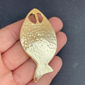 Colgante de pez chapado en oro, amuleto talismán grande martillado para la fabricación de joyas, 122D