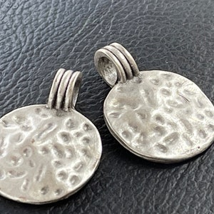 2 Münze Anhänger matt versilbert organischen Look Große Münze Anhängern Türkisch Schmuck mdla0234B versilbert