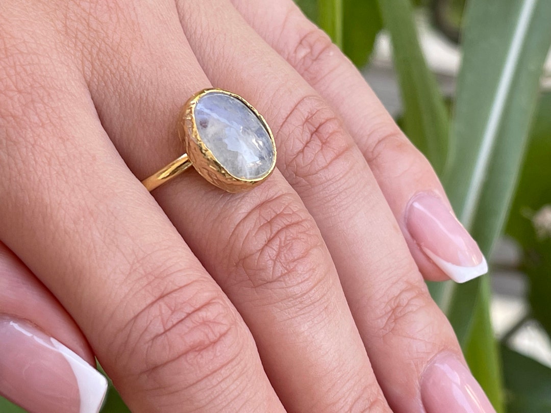 Bague Pastille Martelée Plaqué Or 18 Carats Et Pierre De Lune Taille 56 Neuve