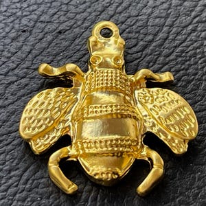 1 pendentif abeille en plaqué or mat détaillé, fourniture de bijoux turcs mdla1041A