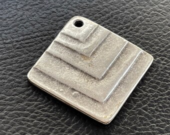 Ciondolo quadrato in argento placcato con motivo geometrico a chevron, argento 945B