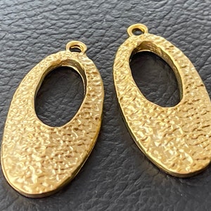 2 pendenti ovali placcati in oro opaco con texture, fornitura di gioielli turchi mdla1092A