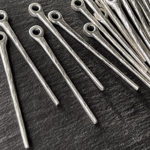 2 długie wisiorki w kolorze matowego srebra 70 mm paski z frędzlami Organic Look tureckie materiały jubilerskie mdla0568B
