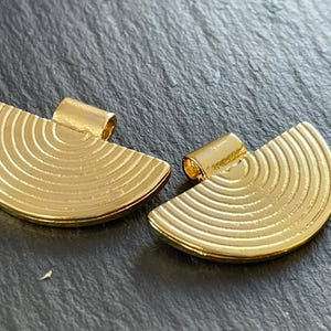 Pingentes em forma de leque semicircular banhados a ouro, 2 peças, pingentes geométricos com linhas concêntricas para confecção de joias boho, 23A