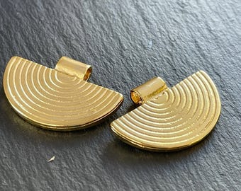 Pendentifs éventail demi-cercle plaqués or (lot de 2), breloques géométriques à lignes concentriques pour la création de bijoux bohèmes, 23A