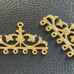 Può includere: Due decorazioni decorative in metallo dorato con motivi floreali decorativi e più anelli. Le decorazioni sono perfette per aggiungere un tocco di eleganza a gioielli, abbigliamento o artigianato.