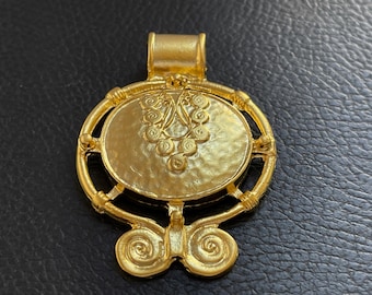 Pendentif médaillon orné en plaqué or mat, grand charme de style vintage, trouvaille de bijoux pour collier à faire soi-même, 466A