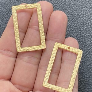 Mattförgyllda hamrade rektangulära hängen 2 st, geometriska berlocker med öppen ram, smyckestillbehör för gör-det-själv, 1144B