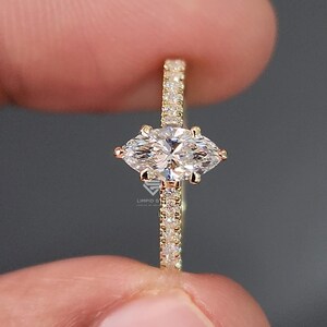 Anel com diamante cultivado em laboratório de 0,50 ct, lapidação marquise, pureza VS1 D, certificado pelo IGI, em ouro amarelo 14K.