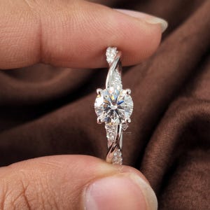 Anillo de compromiso con diamante redondo de laboratorio de 0,50 quilates, oro amarillo de 14 quilates con banda retorcida, color D VS1, marca IGI.