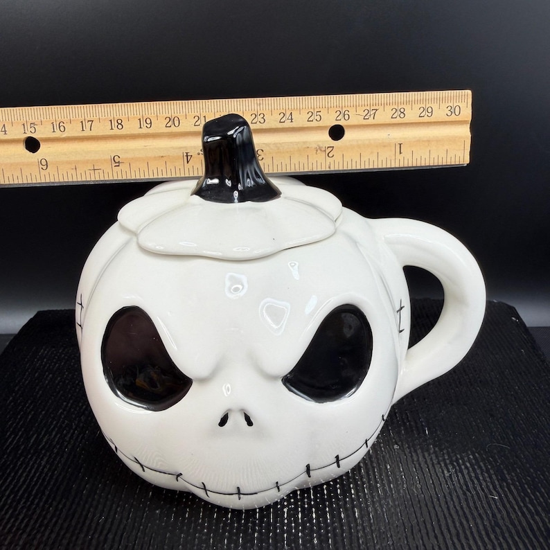 Taza con tapa de Jack Skellington con diseño de Pesadilla antes de Navidad de Disney, color blanco. imagen 3