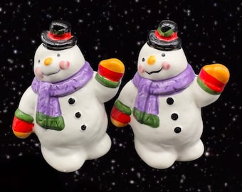 Ceramic Salt and Pepper Shaker Set 2 pcs Snowman Waiving Christmas 4”T