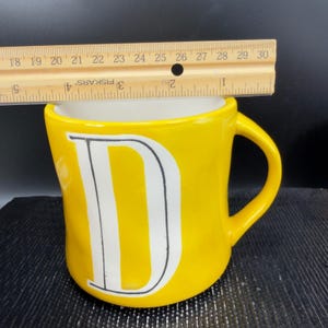 Anthropologie Monogram Letter D Mug Yellow Hand Painted Ceramic Coffee Cup 4in afbeelding 3