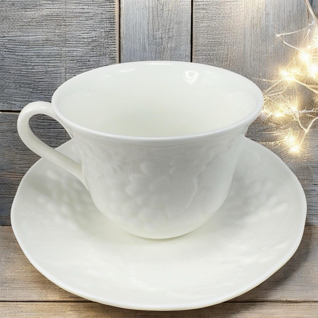Wedgewood White Bone China Teacup Saucer Set Strawberry & Vine