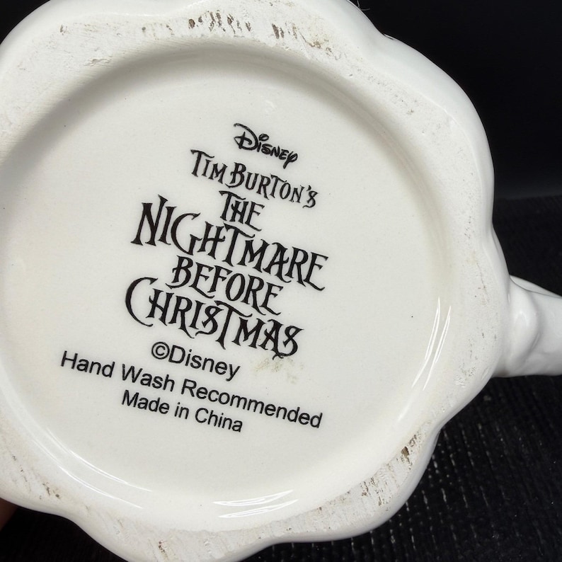Taza con tapa de Jack Skellington con diseño de Pesadilla antes de Navidad de Disney, color blanco. imagen 4