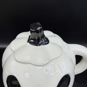 Taza con tapa de Jack Skellington con diseño de Pesadilla antes de Navidad de Disney, color blanco. imagen 6