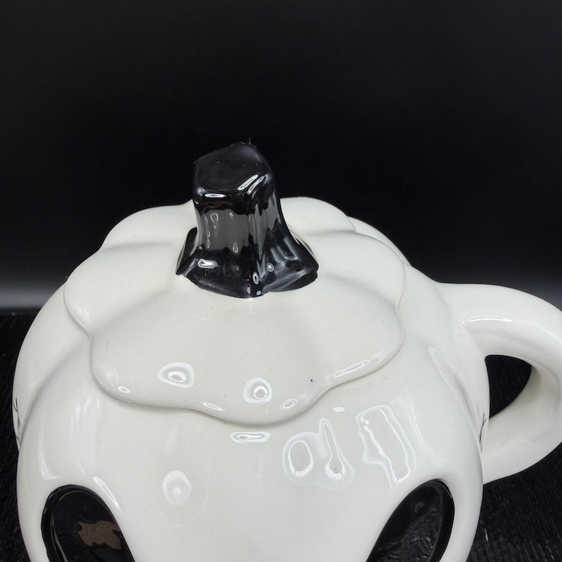 Taza con tapa de Jack Skellington con diseño de Pesadilla antes de Navidad de Disney, color blanco. imagen 6