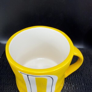 Anthropologie Monogram Letter D Mug Yellow Hand Painted Ceramic Coffee Cup 4in afbeelding 9