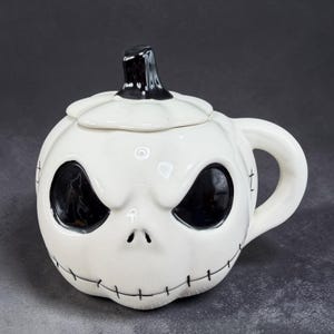 Taza con tapa de Jack Skellington con diseño de Pesadilla antes de Navidad de Disney, color blanco. imagen 1