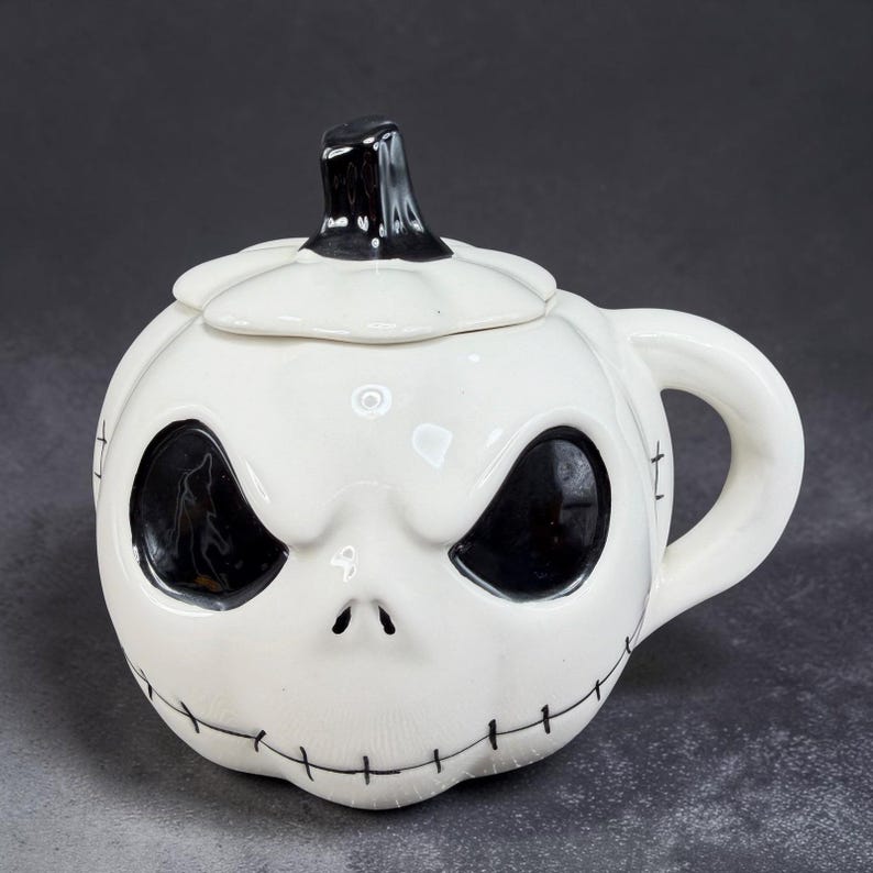 Taza con tapa de Jack Skellington con diseño de Pesadilla antes de Navidad de Disney, color blanco. imagen 1