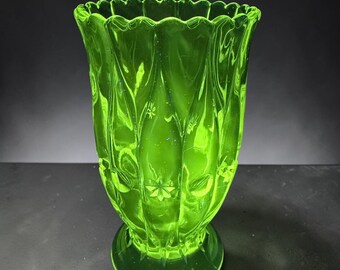 Vintage Manganese Glow Glass Vase Star Thumbprint Scalloped Clear 365nm UV VTG