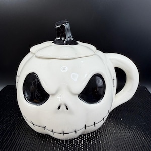 Taza con tapa de Jack Skellington con diseño de Pesadilla antes de Navidad de Disney, color blanco. imagen 10