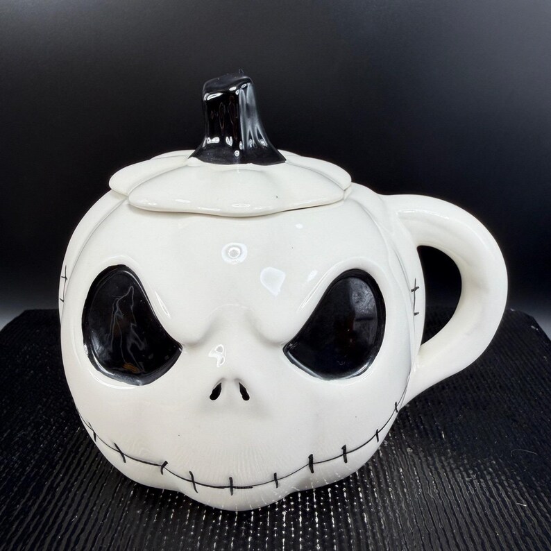 Taza con tapa de Jack Skellington con diseño de Pesadilla antes de Navidad de Disney, color blanco. imagen 10