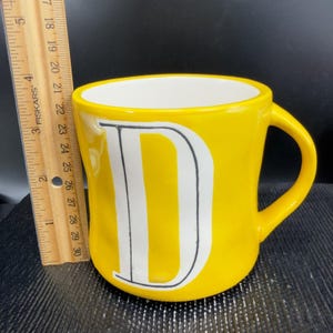 Anthropologie Monogram Letter D Mug Yellow Hand Painted Ceramic Coffee Cup 4in afbeelding 2