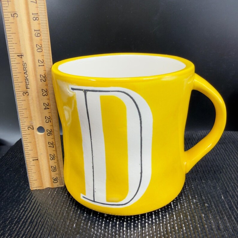 Anthropologie Monogram Letter D Mug Yellow Hand Painted Ceramic Coffee Cup 4in afbeelding 2