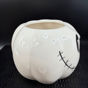 Taza con tapa de Jack Skellington con diseño de Pesadilla antes de Navidad de Disney, color blanco. imagen 8