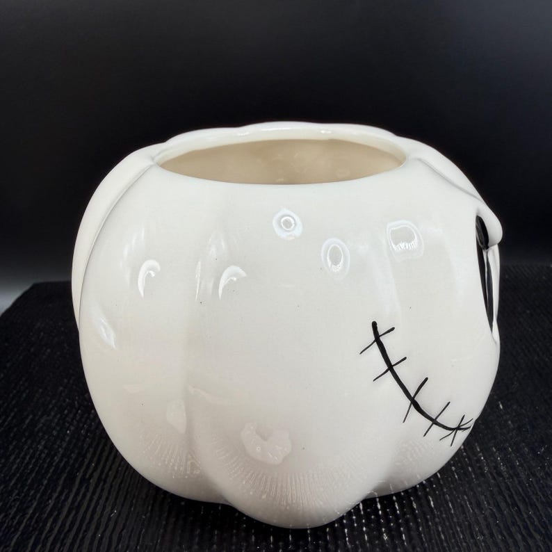 Taza con tapa de Jack Skellington con diseño de Pesadilla antes de Navidad de Disney, color blanco. imagen 8
