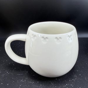 Disney St Nicholas Square Mickey Mouse Christmas Santa Hat White Coffee Mug 15oz afbeelding 7