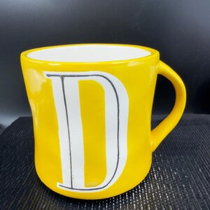 Anthropologie Monogram Letter D Mug Yellow Hand Painted Ceramic Coffee Cup 4in afbeelding 10
