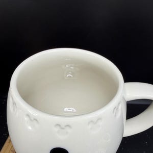 Disney St Nicholas Square Mickey Mouse Christmas Santa Hat White Coffee Mug 15oz afbeelding 9