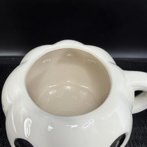Taza con tapa de Jack Skellington con diseño de Pesadilla antes de Navidad de Disney, color blanco. imagen 5