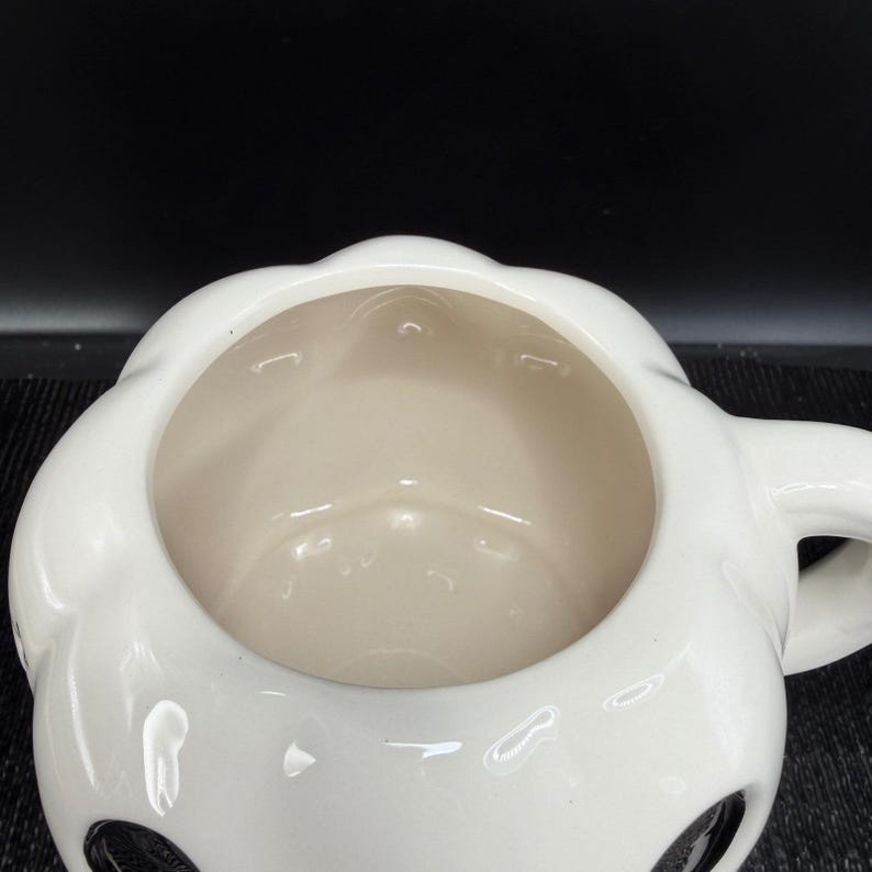 Taza con tapa de Jack Skellington con diseño de Pesadilla antes de Navidad de Disney, color blanco. imagen 5