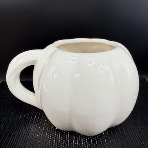 Taza con tapa de Jack Skellington con diseño de Pesadilla antes de Navidad de Disney, color blanco. imagen 9
